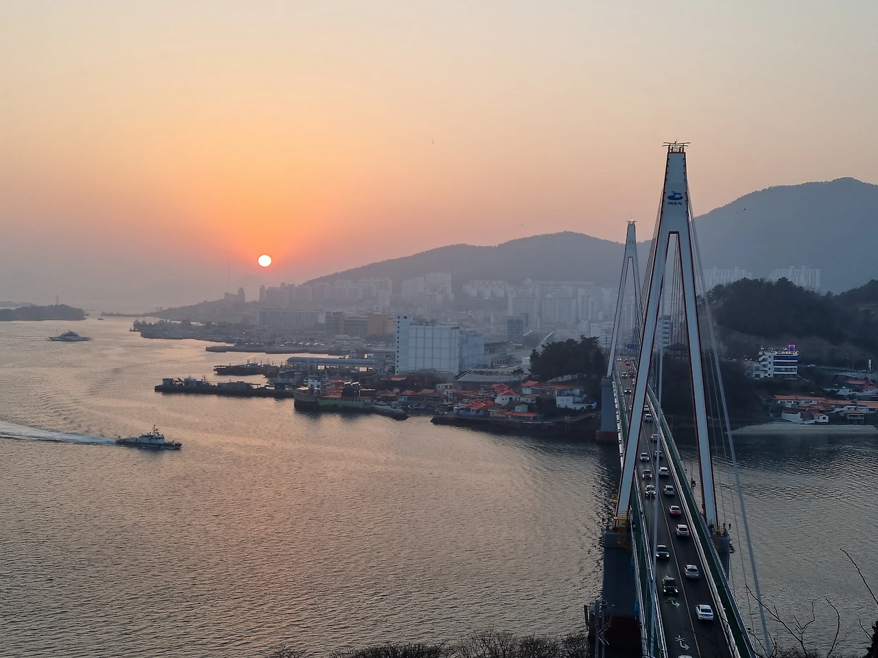 해질무렵 여수 돌산공원 노을과 보랏빛 야경