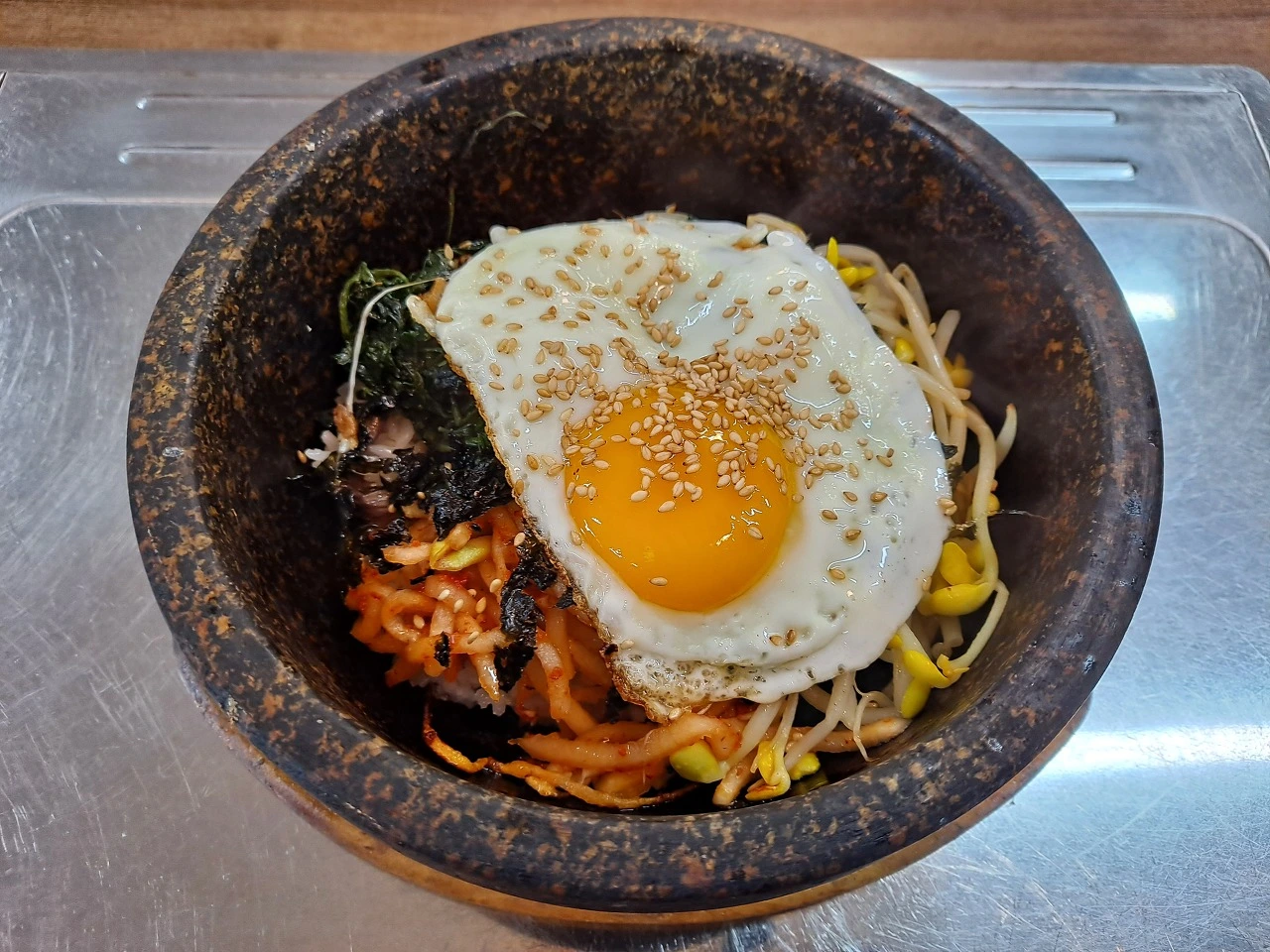 돌솥비빔밥은 소리로 먼저 먹는다