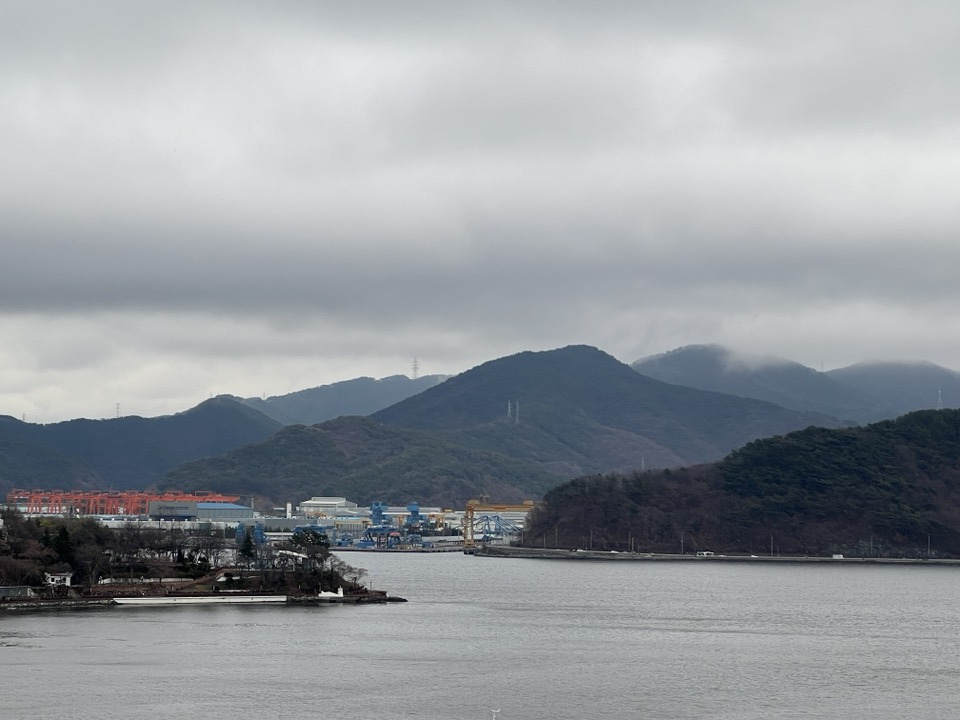 젖은 동산에 올라