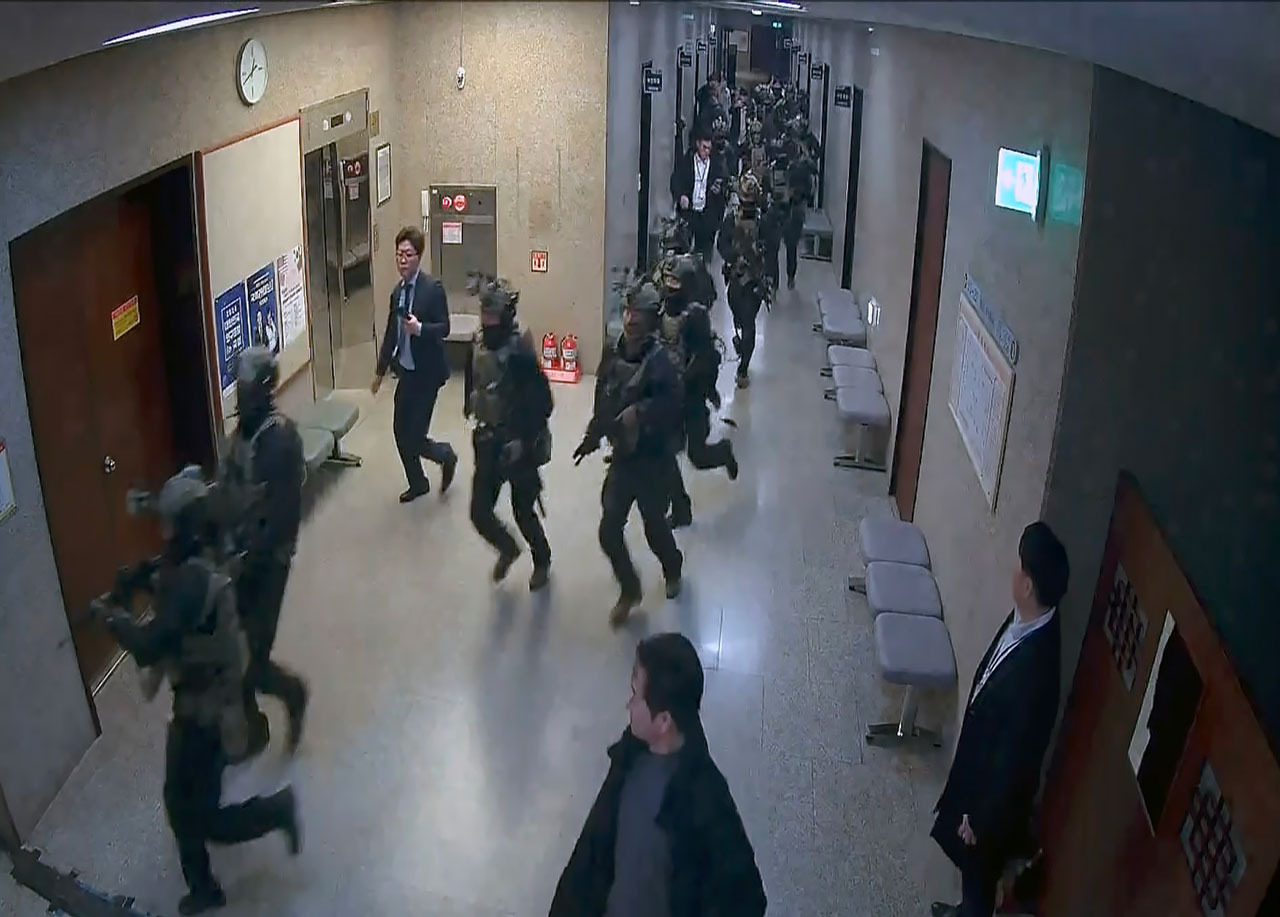 이날 밤 우리가 얼마나 불안에 떨며 잠 못 이뤘는지 잊지 말자.