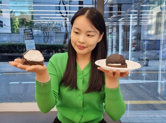 접시를 들고 있는 여자
