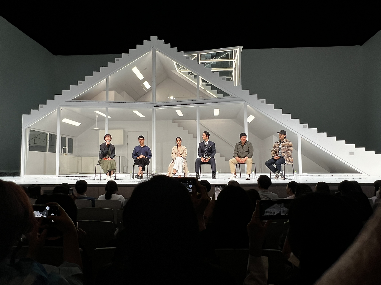 사이먼 스톤의 2024년 한국의 <벚꽃동산>