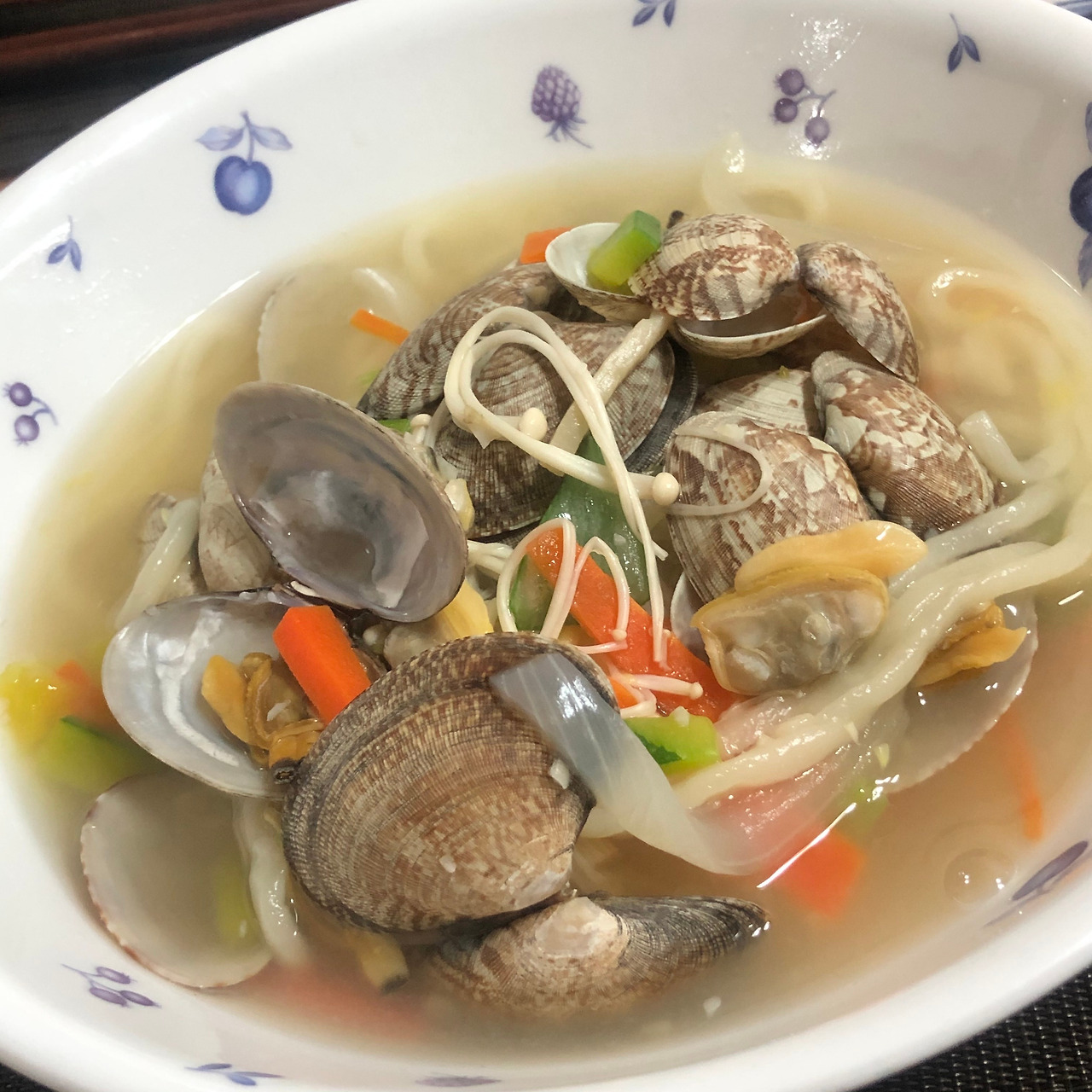 바지락 칼국수를 먹으며