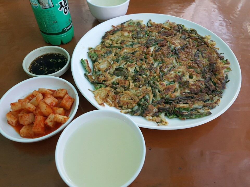 해물파전에 막걸리 한잔 해물파전에 막걸리 한잔 