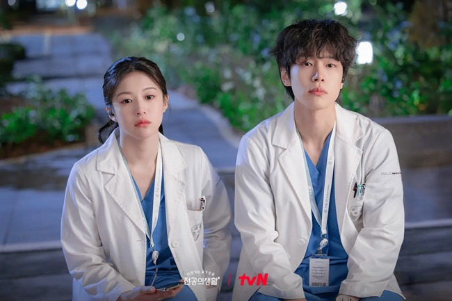 tvN '언젠가는 슬기로울 전공의생활' 스틸 컷 (오른쪽이 엄재일)