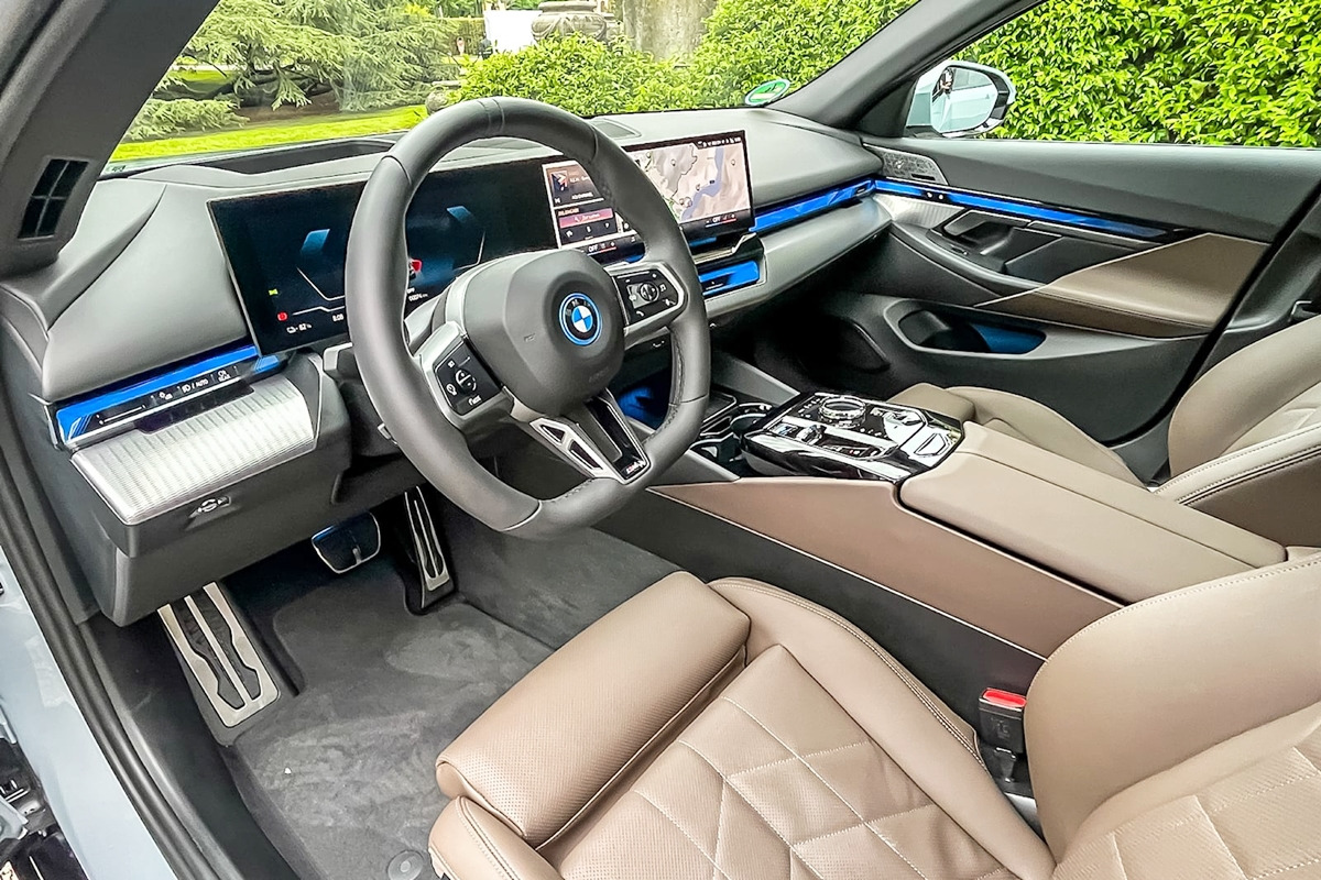 BMW i5와 제네시스 G80 전동화 모델 비교해 보니