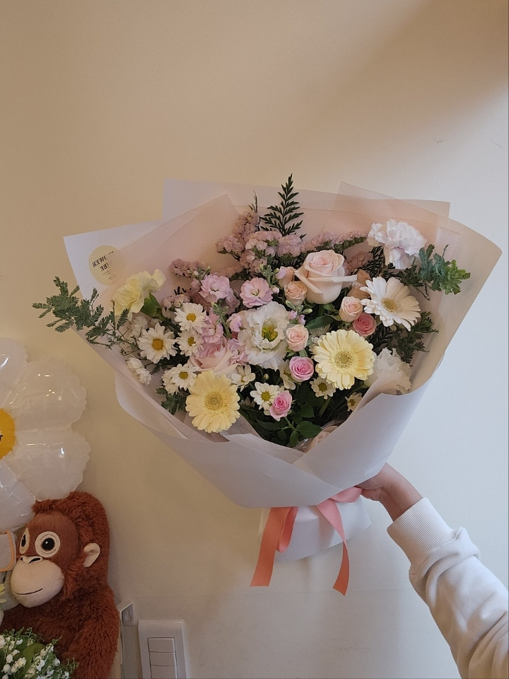 실제로 떠난 멍냥이를 위해 제작한 꽃다발