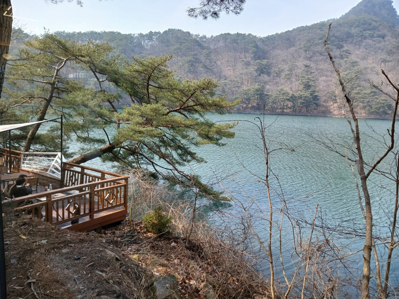 산정(山井; 숲 속의 호수)
