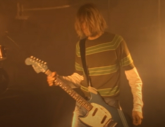 너바나의 커트코베인이 사용한 펜더 머스탱 기타는 교육용으로 저렴하게 나온 기타이지만, 역사상 가장 비싸게 거래된 일렉기타이기도 하다.