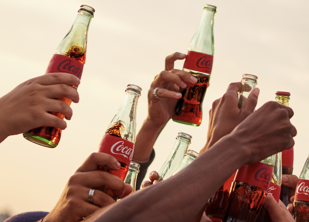 코카콜라는 언제나 함께 하는 영향력에 대한 브랜드 이미지를 추구한다.