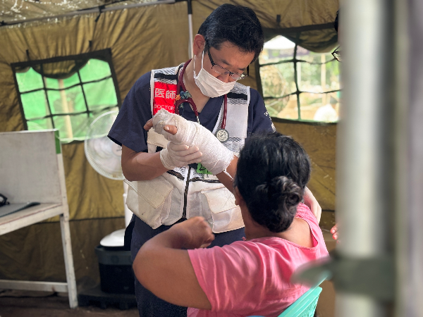 긴급구호팀 의사가 진료를 보고 있다