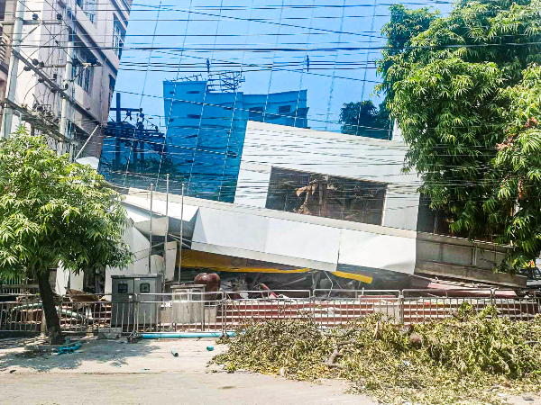 강진으로 붕괴된 건물