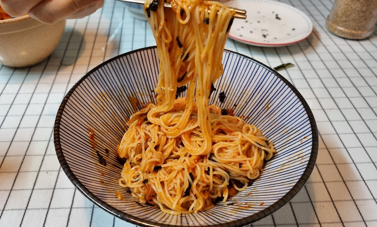 김치밖에 없는데... 볶음김치비빔국수