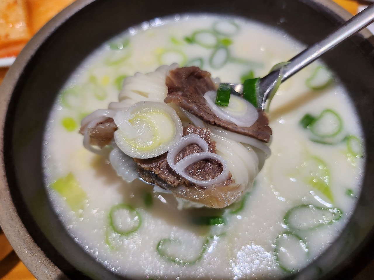 왕십리 한옥 맛집 :: 일품백송칼국수에서 설렁탕 먹고, 뜨아아아에서 커피 한잔