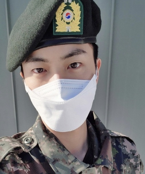 방탄소년단 진, 예정보다 2개월 앞당겨 특급전사로 상병 진급! 군생활까지 '완벽'