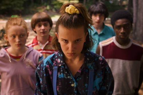넷플릭스(Netflix), '기묘한 이야기' 시나리오 작가와의 소송 해결 2 넷플릭스(Netflix Inc.)와 널리 찬사를 받고 있는 넷플릭스의 '기묘한 이야기(Stranger Things)' 제작진은 인기 시리즈가 자신의 각본을 베꼈다고 주장한 시나리오 작가 제프리 케네디(Jeffrey Kennedy)와 합의에 도달했습니다. 케네디의 작품과 '기묘한 이야기'의 줄거리 사이의 유사성을 둘러싼 소송이 로스앤젤레스 연방 법원에 제출된 서류에 따르면 원만하게 해결되었습니다. 이 계약은 엔터테인먼트 산업의 창의적인 경계에 대한 의문을 제기하고 관심을 끌었던 법적 분쟁의 종식을 의미합니다.