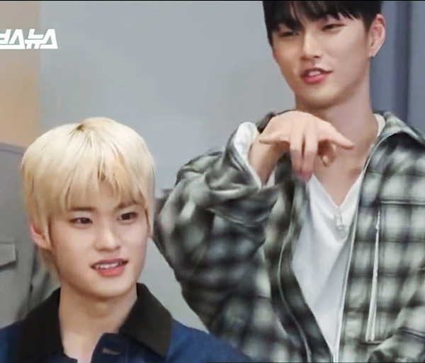 [잡담] 오늘 인기가요 엔딩 - 라이즈 승한, 소희 볼잡는거 전신샷 | 인스티즈