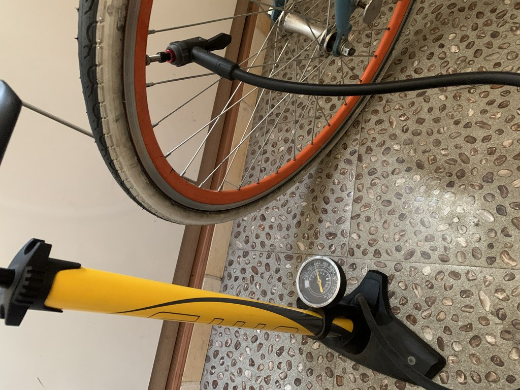 자전거 타이어 주입구
