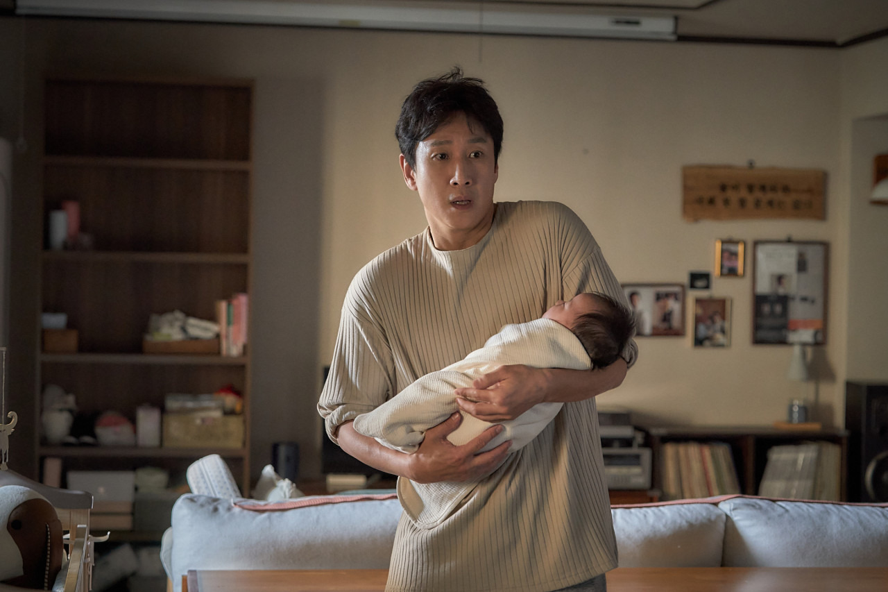정유미, 이선균 주연의 스릴러 영화 잠 결말 해석 7 ywAAAAAAQABAAACAUwAOw==