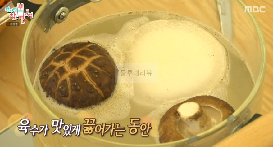 전지적 참견 시점 이국주 삼계 수제비 레시피 - 전참시 이국주 리모델링 작업실 주방 키친 삼계탕 모양 수제미 반죽 만들기 14 ywAAAAAAQABAAACAUwAOw==