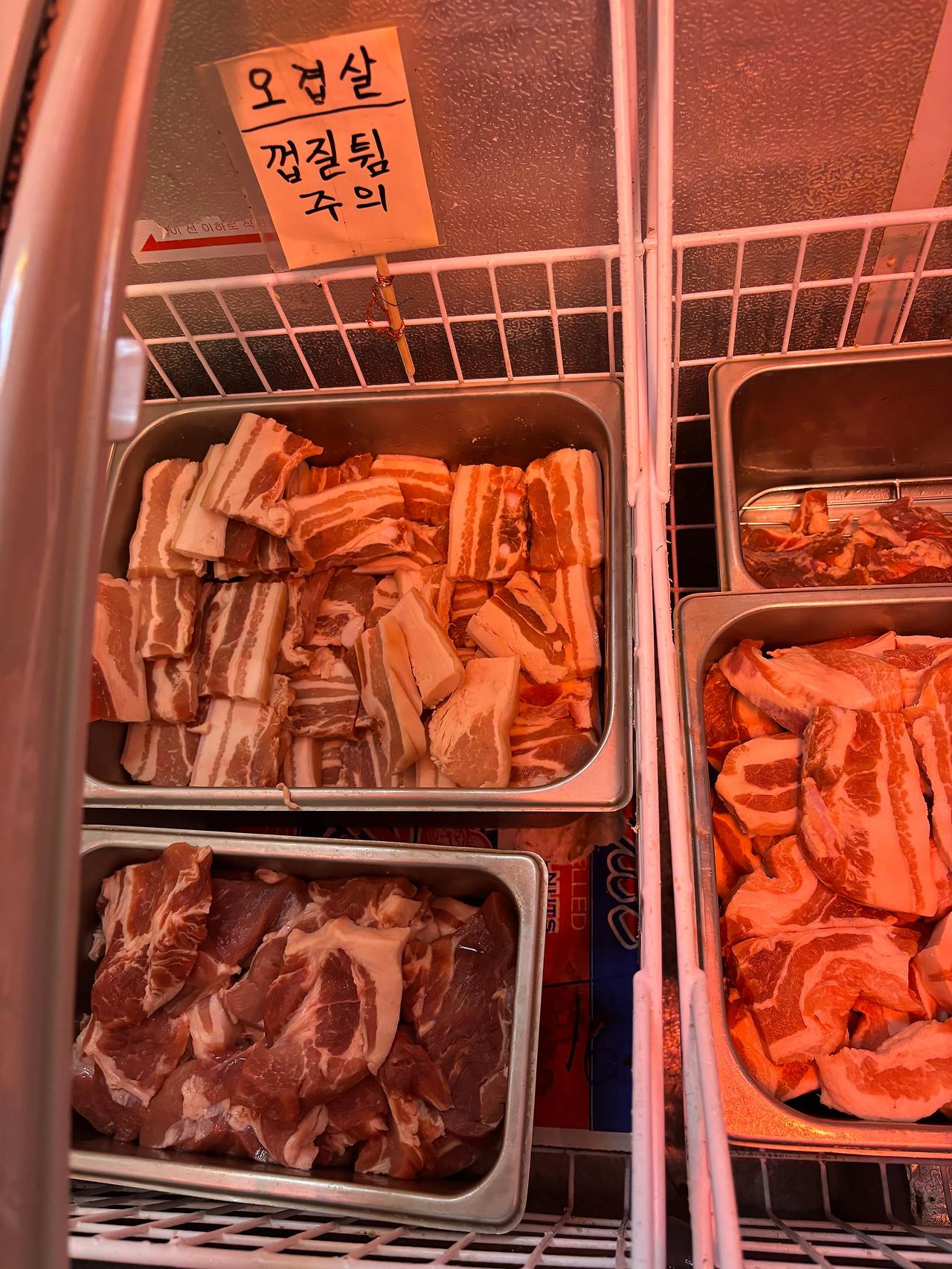 통에 담긴 도톰한 생삼겹살