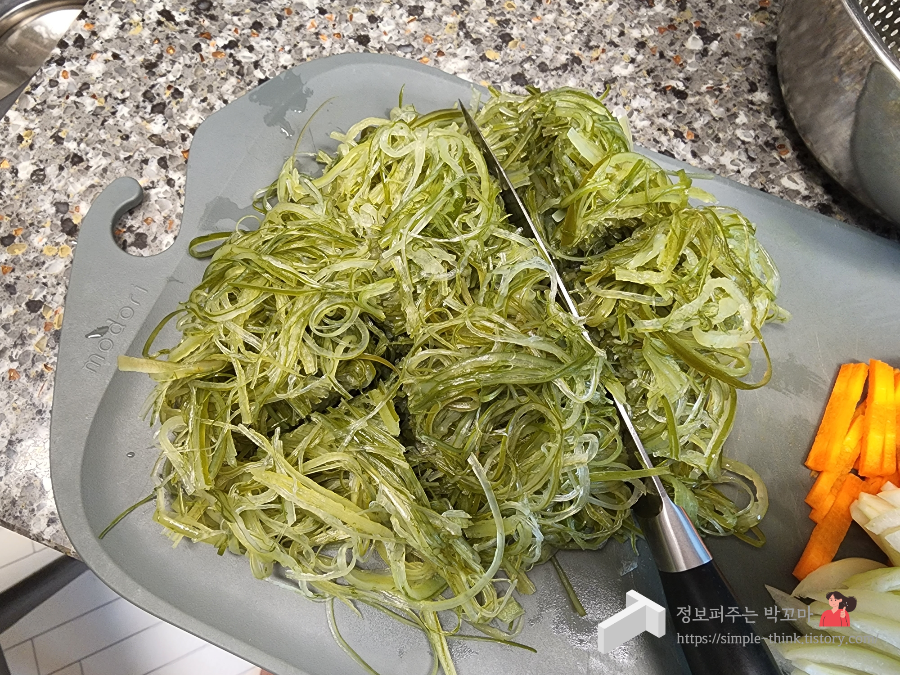 밑반찬 미역줄기 볶음 식감은 살리면서 간단하게 만드는 황금레시피 13 ywAAAAAAQABAAACAUwAOw==