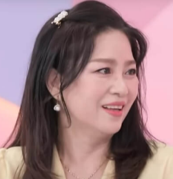 드라마에서 최고의 미녀로 꼽히던 전원일기 개똥이 엄마는 10대 때 갑작스럽게 아버지를 여읜 뒤 홀로 슬퍼하던 어머니의 껌딱지를 ...