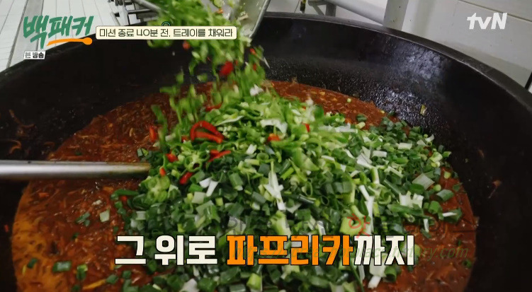백패커 비빔짬뽕 레시피 만드는 법 - 돌아온 전설의 취사장교 : 300인분 비빔 짬뽕 41 ywAAAAAAQABAAACAUwAOw==
