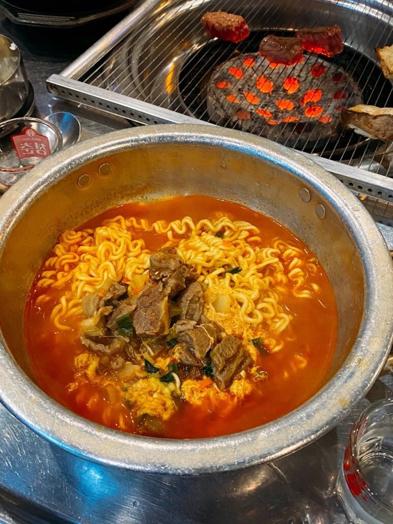 [잠실 맛집/방이동 먹자골목 맛집] 살살 녹는 소고기와 꼬들한 라면이 대박적,, &quot;깍뚝연탄구이 방이점&quot;