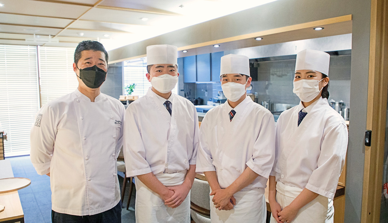 Chef Kim Daechun (left) and team members (Pic: Kim Jun Yong)