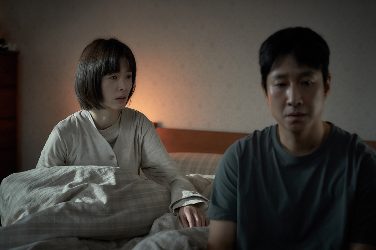 정유미, 이선균 주연의 스릴러 영화 잠 결말 해석 2 ywAAAAAAQABAAACAUwAOw==