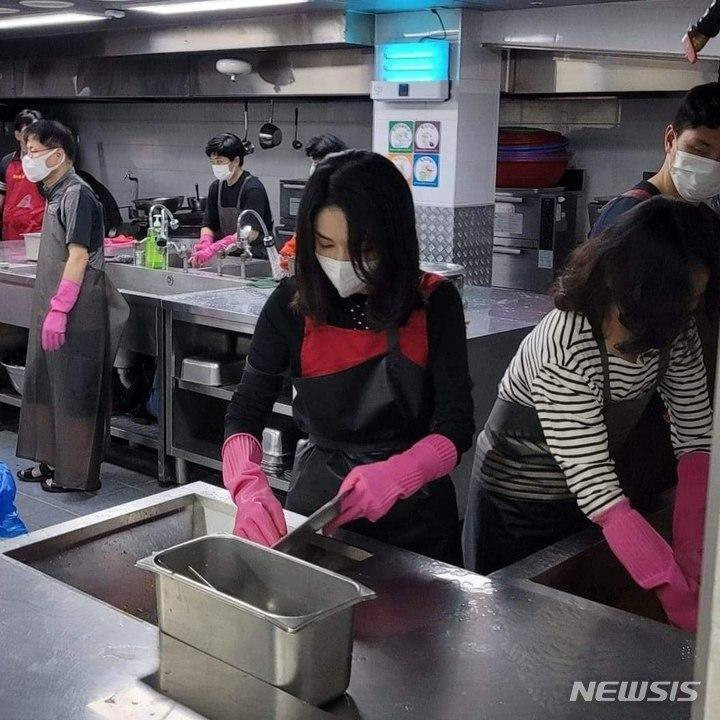 김건희 설거지 봉사 사진 