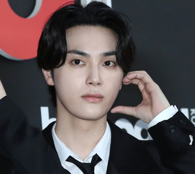 더보이즈 주학년 수트를 입고 공식 행사에 참석한 모습 – 단정한 헤어와 진지한 표정
