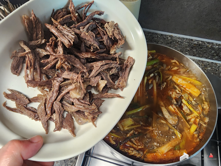 얼큰한 소고기 육개장 황금레시피 미강 짤순이 활용해서 맛있게 끓이는 방법 22 ywAAAAAAQABAAACAUwAOw==