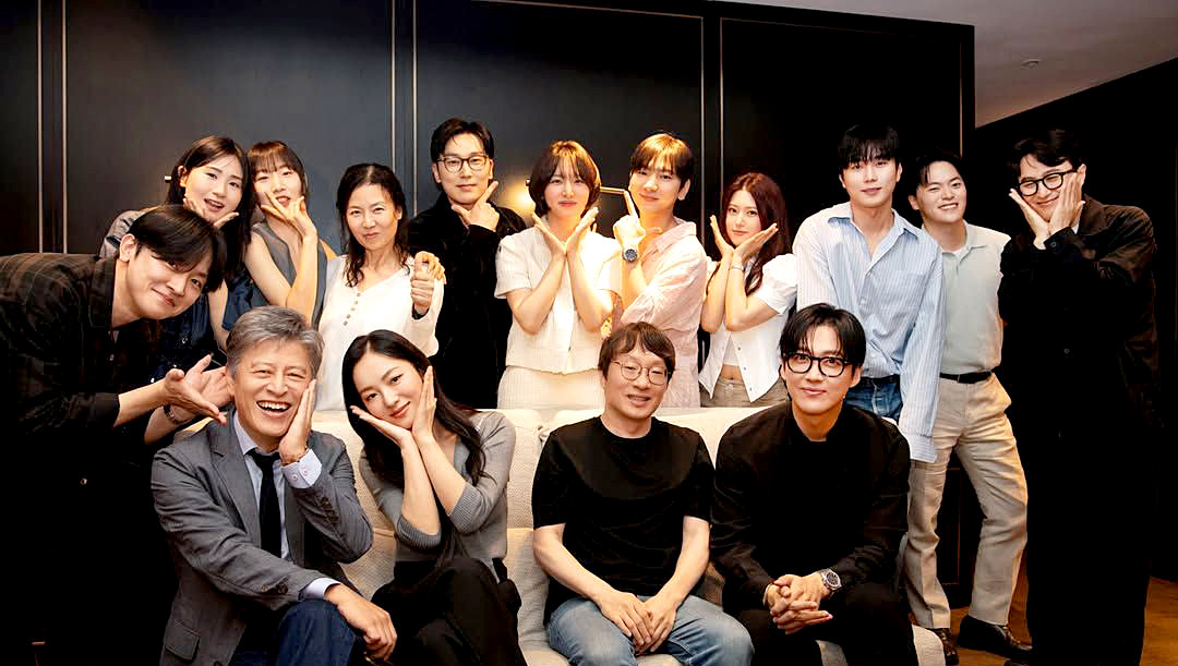 우리영화 출연 배우 및 스태프 단체 사진, 화기애애한 분위기