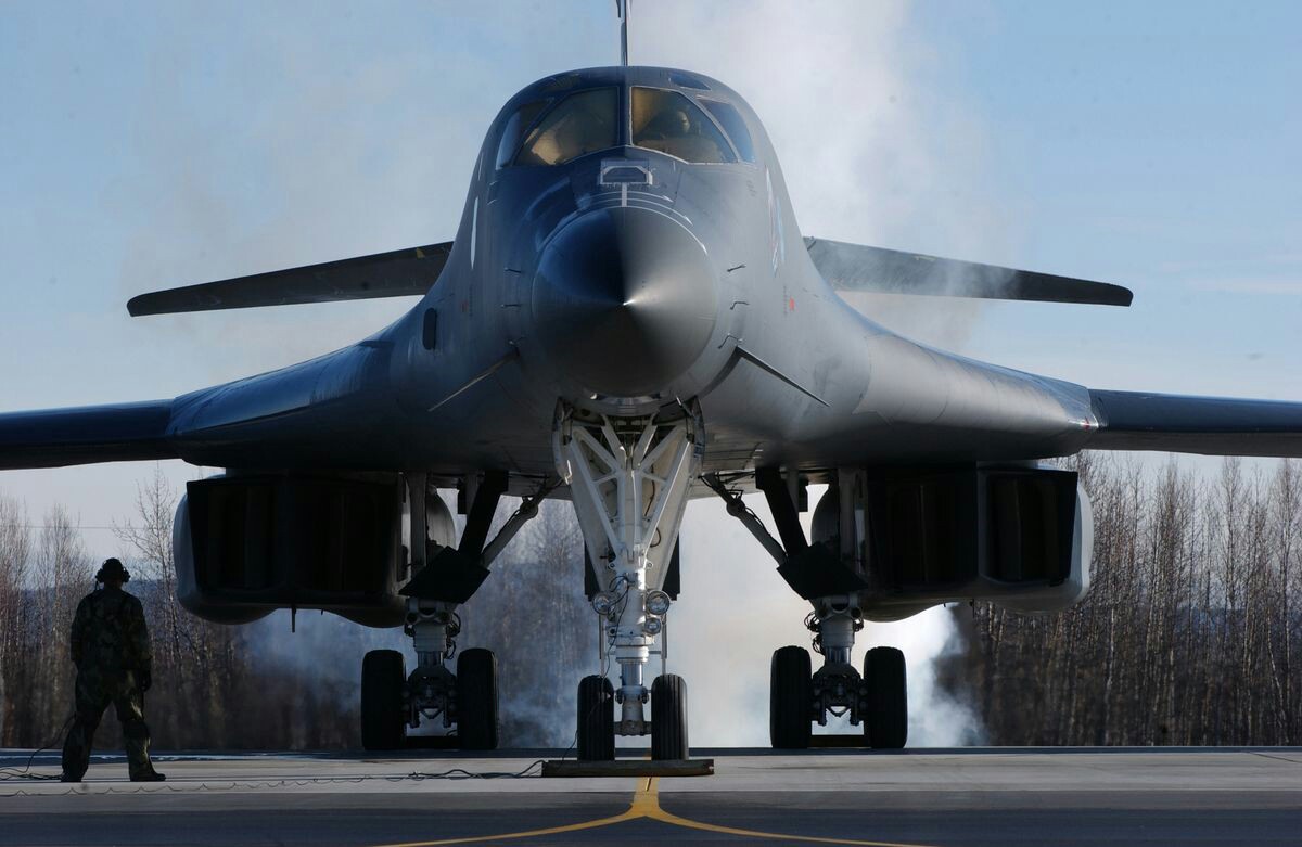 B 1 фото. Rockwell b-1b Lancer. Rockwell b-1 Lancer. ВВС США B-1b Lancer. B1 Lancer.