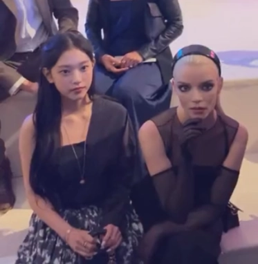  앤야 테일러조이와 뉴진스 해린.gif