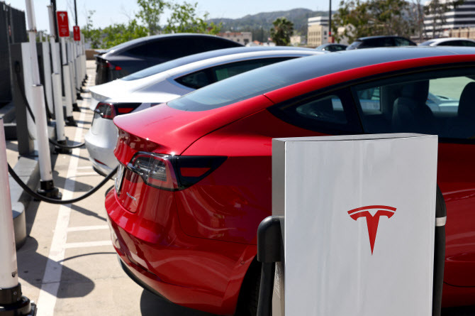 테슬라(Tesla), 북미 전역의 EV 충전표준 강자로 부상 1 테슬라(Tesla), 북미 전역의 EV 충전표준 강자로 부상