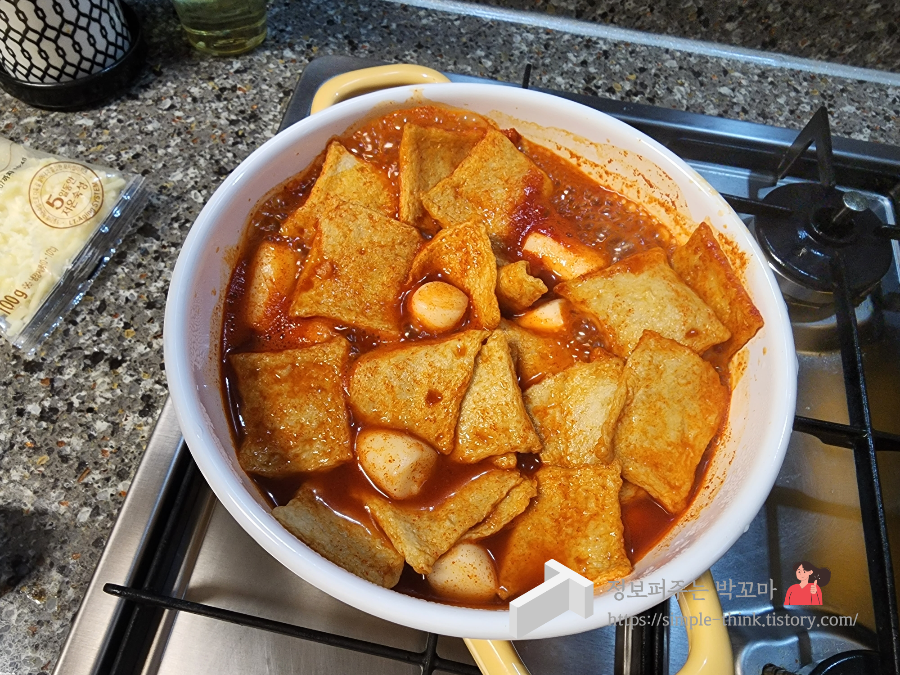 마켓컬리 금미옥 쌀떡볶이, 비 오는 날은 맛있는 떡볶이가 국룰 9 ywAAAAAAQABAAACAUwAOw==