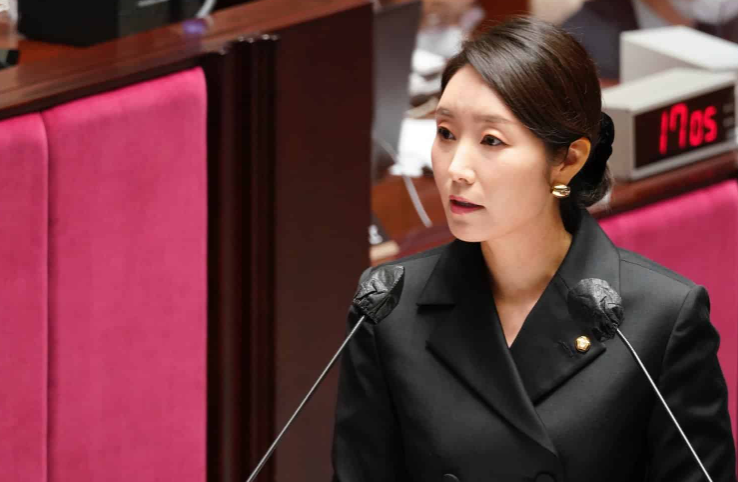강선우 국회의원 프로필 남편 학력 재산 딸 가족 고향 나이 사무실