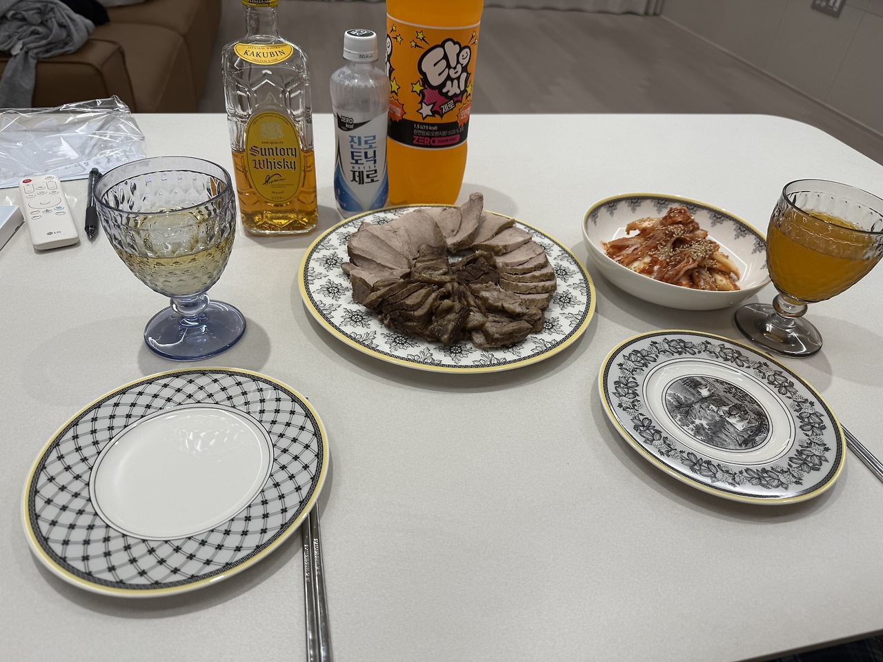 보쌈과 산토리 하이볼