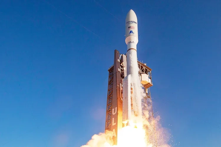 SpaceX가 아마존의 위성을 우주로 발사하는 역사적 임무에 대한 전문적인 분석과 최신 정보를 제공합니다. 1 이미지-theverge