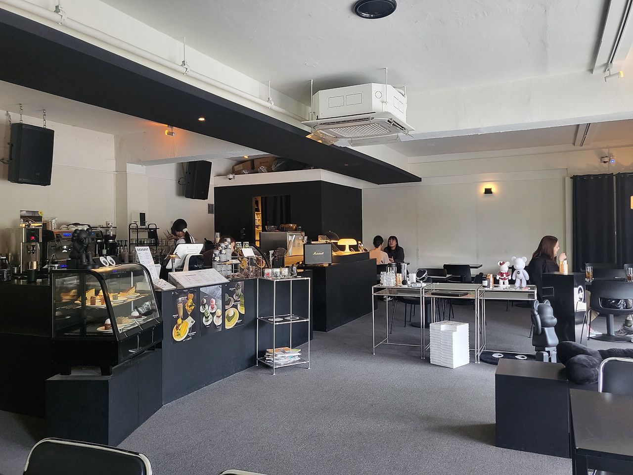 외관이 어두워 그냥 지나칠뻔 했어요