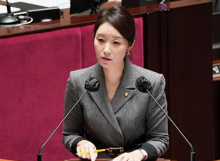 강선우 국회의원 프로필 남편 학력 재산 딸 가족 고향 나이 사무실