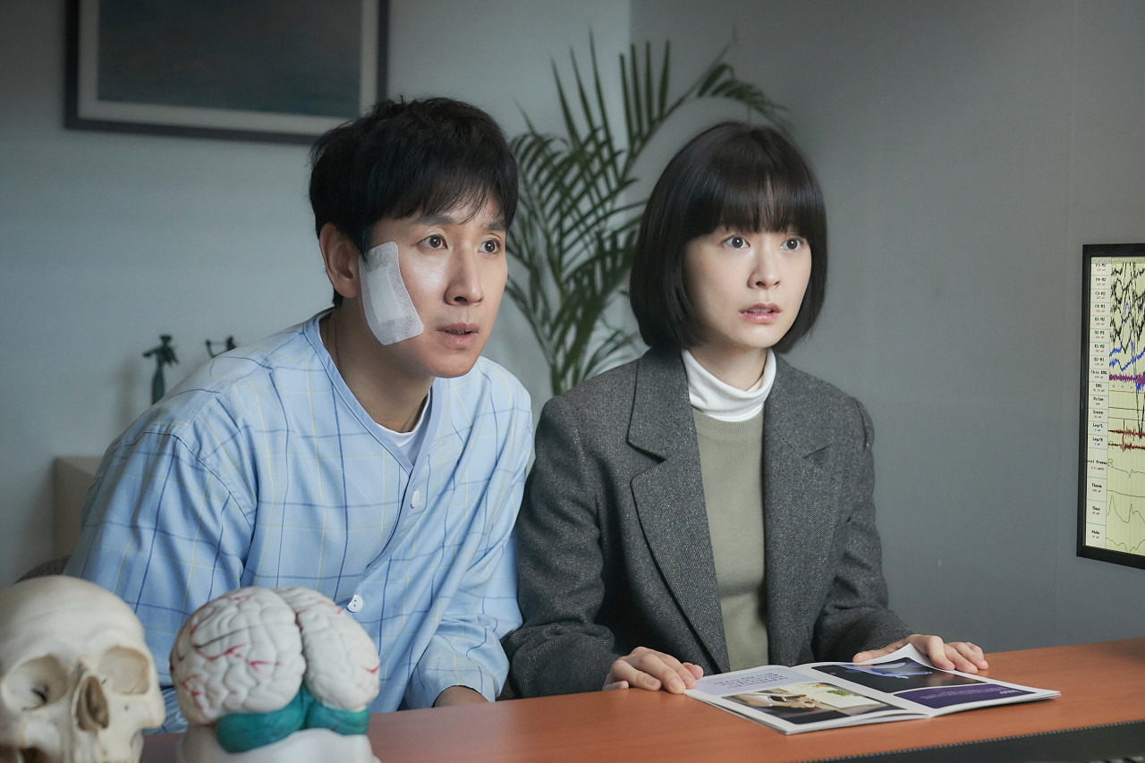 정유미, 이선균 주연의 스릴러 영화 잠 결말 해석 4 ywAAAAAAQABAAACAUwAOw==