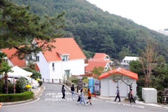 남해 바다와 독일마을 풍경