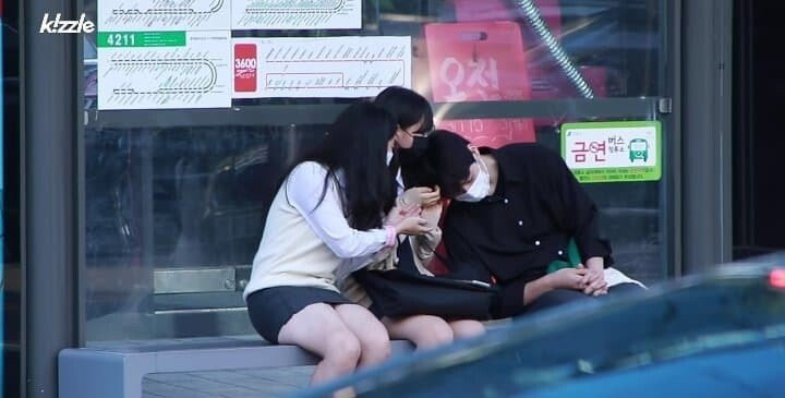 모르는 남자가 졸다가 여고생 어깨에 기댔을 때