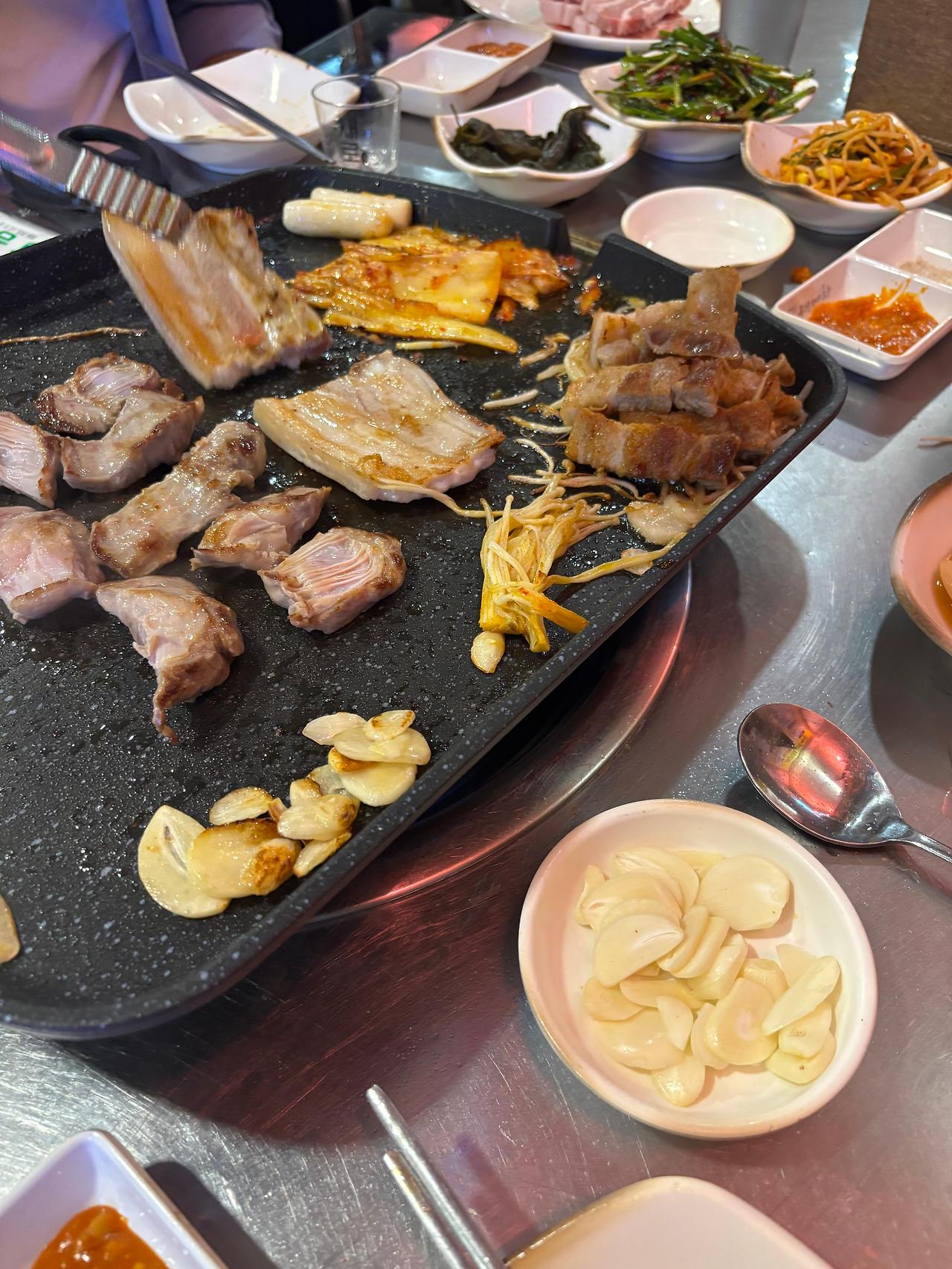 불판 위에서 익어가는 고기