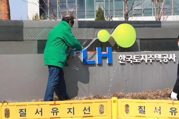LH 직원 또 막말 "부러우면 이직하든가, 공부 못해서 못와놓고" 3 ywAAAAAAQABAAACAUwAOw==