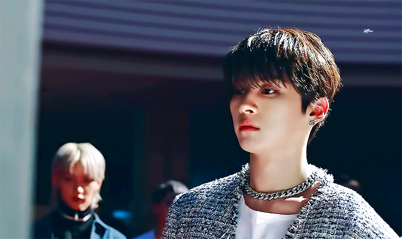 리노 얼굴에 집중하느라고 목걸이 저렇게 큰거 한줄 몰랐네 | 인스티즈